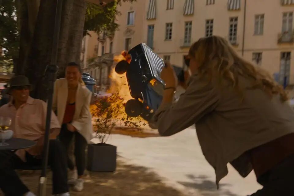 Action Camera Operator filmt eine Fahrzeugsequenz am Set von Fast X