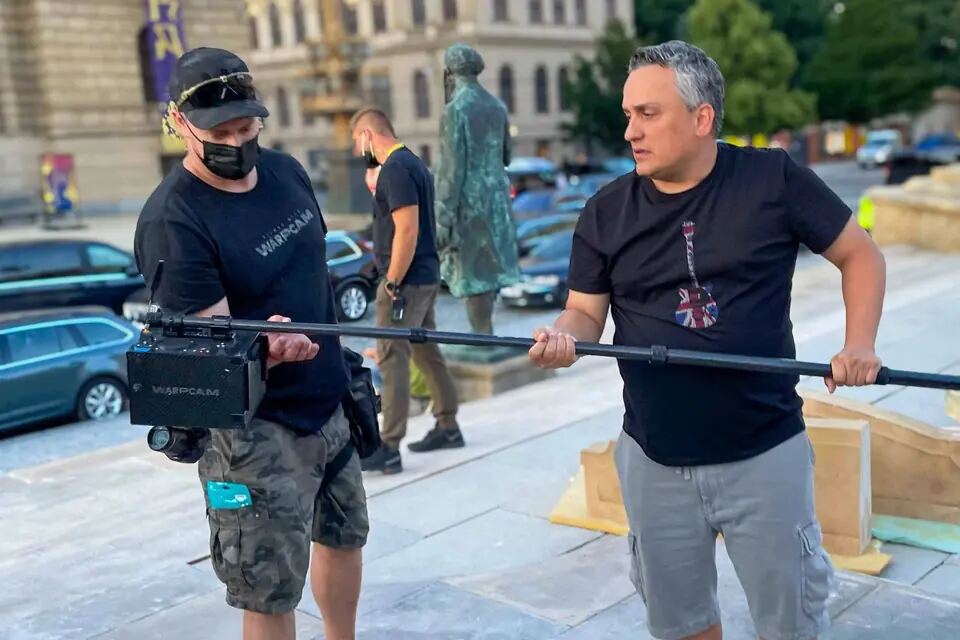 WarpCam®-Operator und Crew proben eine Kamerabewegung am Set von The Gray Man